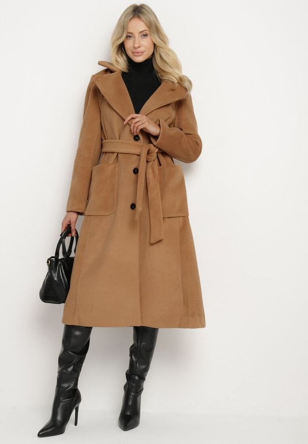 Born2be - Brązowy Jednorzędowy Płaszcz o Długim Kroju Ozdobiony Paskiem Soleeti. Okazja: na co dzień, na spacer. Typ kołnierza: golf. Kolor: brązowy. Materiał: jeans. Długość: długie. Wzór: aplikacja. Styl: wizytowy, casual, elegancki