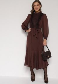 Born2be - Brązowa Elegancka Sukienka z Bufiastymi Rękawami i Koronkowymi Falbankami Sewlina. Okazja: do pracy, na co dzień. Typ kołnierza: kołnierz z falbankami. Kolor: brązowy. Materiał: koronka. Styl: elegancki #3