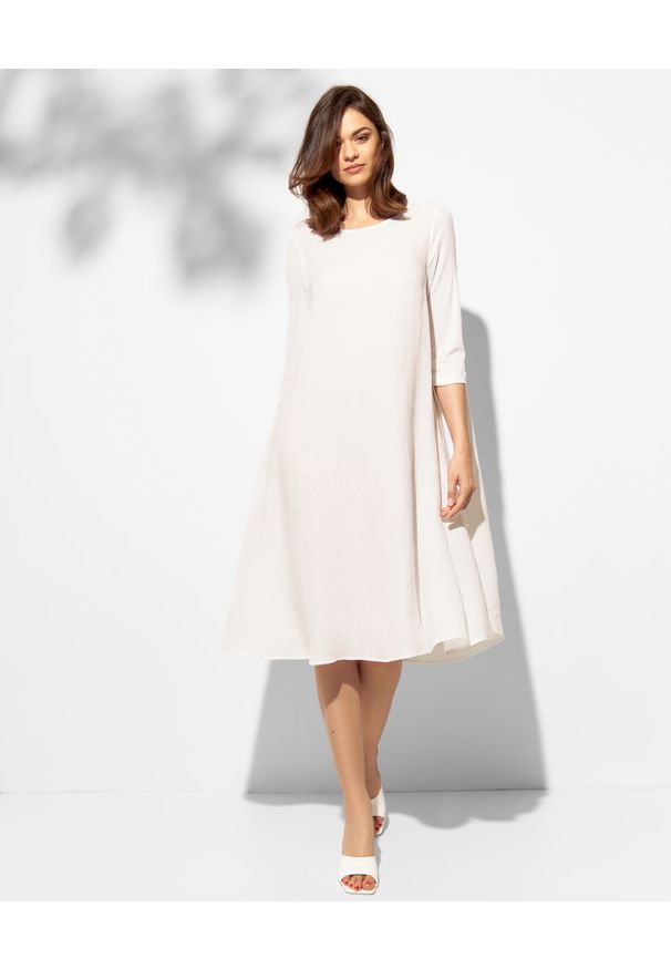 LE TRICOT PERUGIA - Biała lniana sukienka. Kolor: biały. Materiał: len. Typ sukienki: oversize. Długość: midi