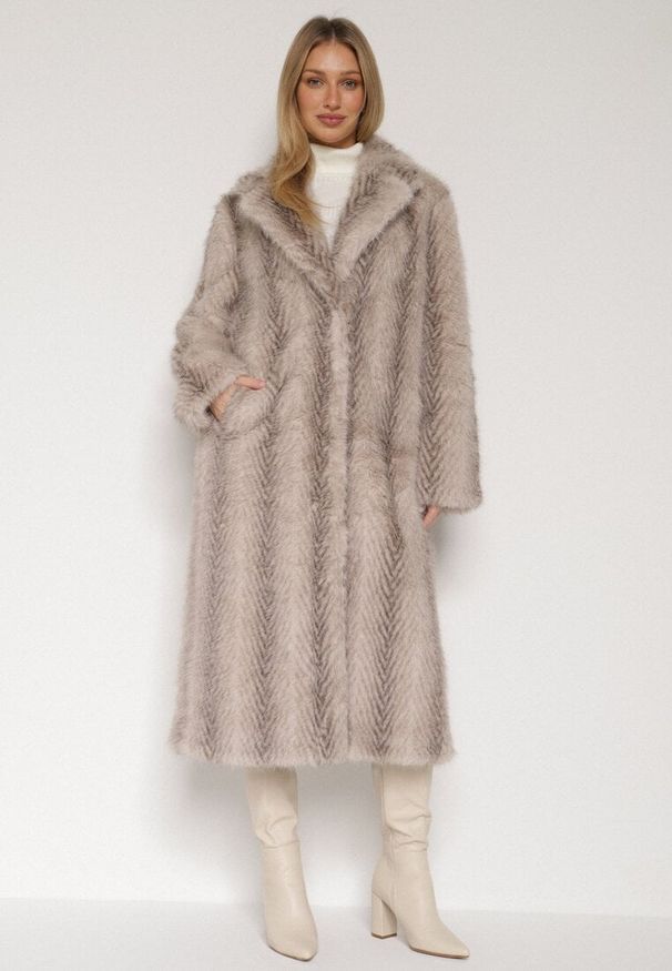 Born2be - Jasnobeżowy Jednorzędowy Płaszcz Futerko o Klasycznym Kroju Yrelsha. Okazja: na co dzień. Kolor: beżowy. Materiał: futro. Styl: klasyczny