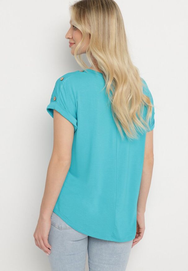 Born2be - Niebieska Ażurowa Bluzka z Wiskozy Ozdobiona Guzikami Elloria. Okazja: do pracy. Typ kołnierza: dekolt w łódkę. Kolor: niebieski. Materiał: wiskoza. Długość: krótkie. Wzór: ażurowy, aplikacja. Styl: elegancki