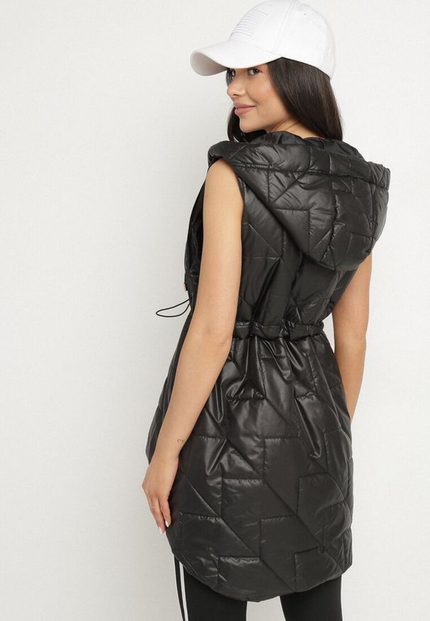 Born2be - Czarna Kamizelka Pikowana z Nieodpinanym Kapturem Lisandora. Okazja: na spacer. Kolor: czarny. Sezon: wiosna. Styl: klasyczny