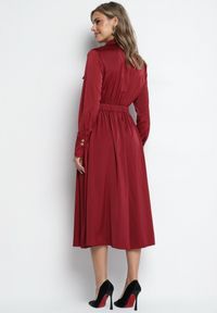 Born2be - Bordowa Rozkloszowana Sukienka o Koszulowym Kroju z Imitacją Kieszeni i Gumką w Talii Rizza. Okazja: na co dzień. Kolor: czerwony. Typ sukienki: koszulowe. Styl: wizytowy, klasyczny, casual, elegancki #5