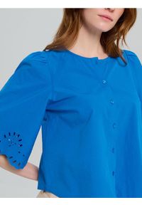 Sinsay - Koszulowa bluzka z ażurowym wykończeniem rękawa - niebieski. Kolor: niebieski. Wzór: ażurowy #1