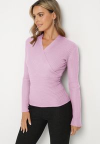 Born2be - Fioletowy Dopasowany Sweter w Prążki z Kopertowym Dekoltem Masasani. Kolor: fioletowy. Materiał: bawełna. Wzór: prążki