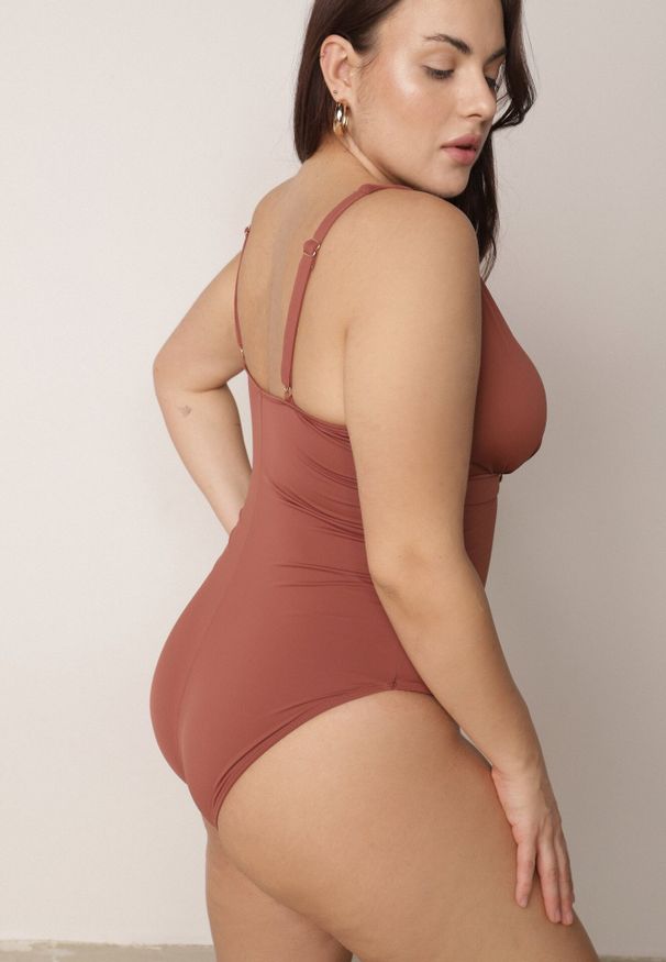 Born2be - Brązowy Elegancki Strój Kąpielowy Jednoczęściowy z Metaliczną Aplikacją Vilinaith. Kolekcja: plus size. Kolor: brązowy. Wzór: aplikacja