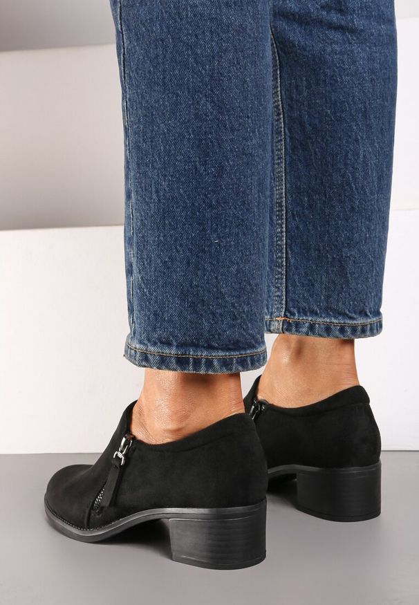 Born2be - Czarne Półbuty na Niskim Słupku z Ozdobnym Suwakiem Aricca. Okazja: na co dzień. Kolor: czarny. Materiał: jeans. Obcas: na słupku. Styl: elegancki, casual