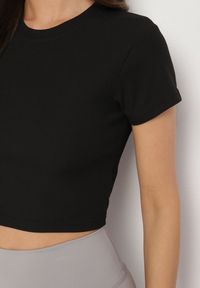 Born2be - Czarny T-shirt z Prążkowanego Materiału o Krótkim Kroju Telunna. Okazja: na co dzień, na spotkanie biznesowe. Kolor: czarny. Materiał: materiał, prążkowany. Długość: krótkie. Styl: biznesowy, klasyczny, elegancki, casual #7