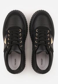 Renee - Czarne Chunky Sneakersy z Trójkątną Aplikacją VICES na Platformie Cezaline. Kolor: czarny. Materiał: jeans. Wzór: aplikacja. Obcas: na platformie #2