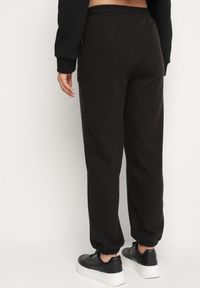 Born2be - Czarne Bawełniane Spodnie Dresowe ze Sznurkiem i Polarową Podszewką Saliavera. Okazja: na co dzień. Kolor: czarny. Materiał: polar, bawełna, dresówka. Styl: casual, klasyczny, sportowy #4