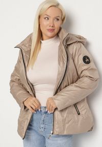Born2be - Beżowa Pikowana Kurtka o Prostym Kroju z Kapturem ze Ściągaczami Falesaa. Okazja: na co dzień. Typ kołnierza: kaptur. Kolekcja: plus size. Kolor: beżowy. Materiał: jeans. Styl: casual, elegancki #7