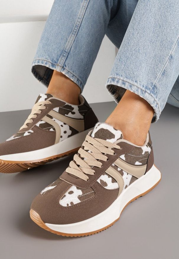 Born2be - Brązowo-Białe Sneakersy Ozdobione Paskami i Motywem w Krowie Łaty Florgisse. Okazja: na spacer, na co dzień. Zapięcie: pasek. Kolor: brązowy. Materiał: jeans. Wzór: aplikacja. Sport: turystyka piesza