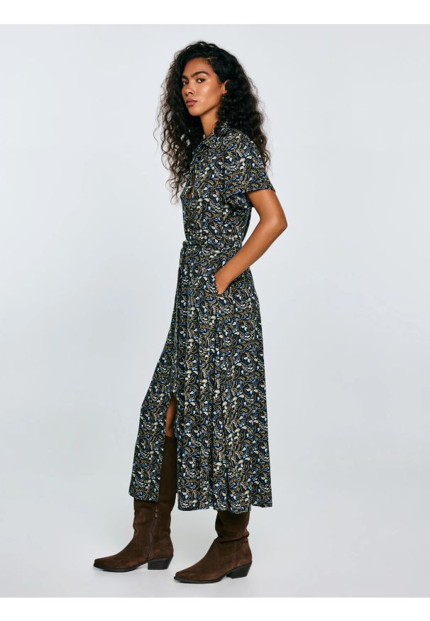 Big-Star - Sukienka damska midi z wiskozy z nadrukiem granatowa Nahai 403. Typ kołnierza: kołnierzyk klasyczny. Kolor: niebieski. Materiał: wiskoza. Długość rękawa: krótki rękaw. Wzór: nadruk. Sezon: lato. Styl: klasyczny, elegancki. Długość: midi