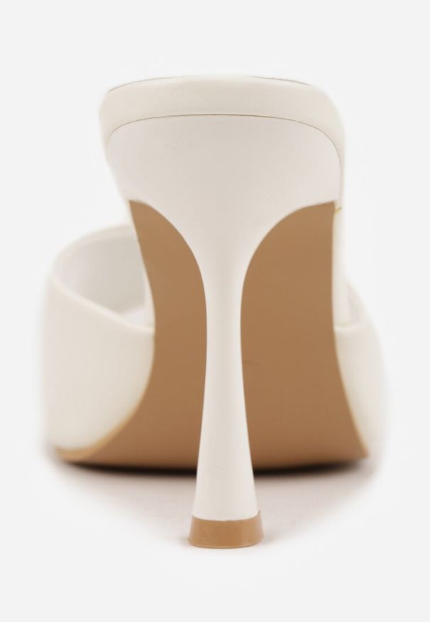 Renee - Białe Klapki na Szpilce z Kwadratowym Noskiem Peep Toe Avenata. Okazja: na randkę, na co dzień. Nosek buta: otwarty. Kolor: biały. Materiał: jeans, skóra, koronka. Obcas: na szpilce. Styl: casual