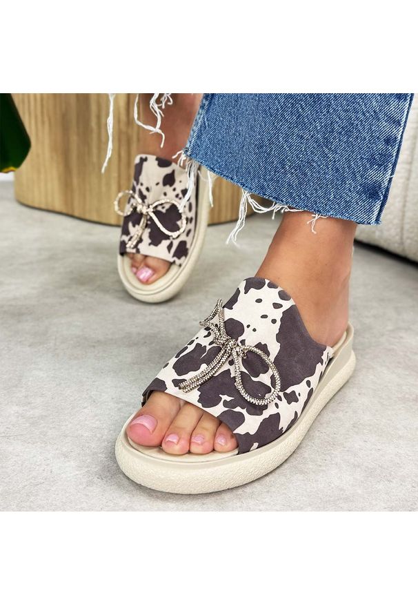 Beżowa krowa skórzane klapki damskie na platformie T.Sokolski 154. Kolor: beżowy. Materiał: skóra. Wzór: aplikacja. Sezon: wiosna, lato. Obcas: na platformie. Styl: klasyczny