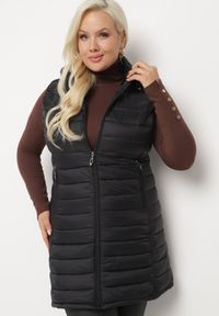 Born2be - Czarna Pikowana Kamizelka z Odpinanym Kapturem o Taliowanym Kroju Tinvalia. Okazja: na co dzień. Kolekcja: plus size. Kolor: czarny. Materiał: jeans. Styl: casual, klasyczny #1