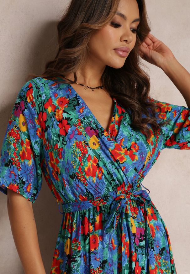 Renee - Niebiesko-Zielona Sukienka z Wiskozy Lylian. Kolor: niebieski. Materiał: wiskoza. Wzór: kwiaty, aplikacja. Sezon: lato. Typ sukienki: kopertowe. Styl: elegancki, retro. Długość: maxi