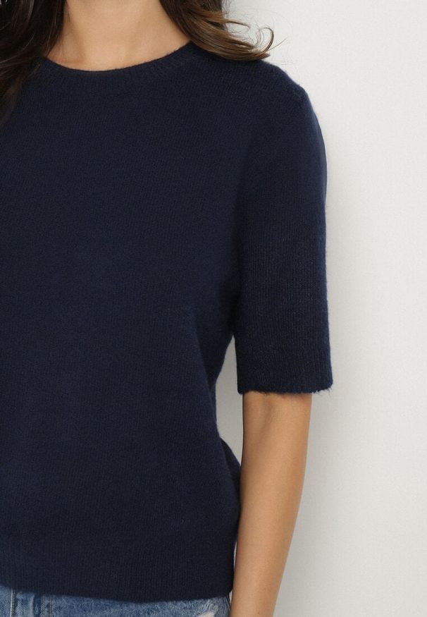 Born2be - Granatowy Sweter z Wełną i Krótkim Rękawem Turosa. Okazja: na co dzień. Kolor: niebieski. Materiał: wełna. Długość rękawa: krótki rękaw. Długość: krótkie. Styl: casual, elegancki, klasyczny