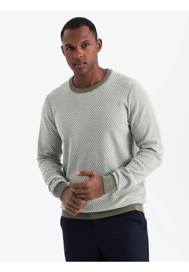 Ombre Clothing - Dzianinowy męski sweter RELAXED FIT we wzory – oliwkowy V2 - Rozmiar: S. Okazja: na co dzień. Kolor: niebieski. Materiał: dzianina. Wzór: ze splotem. Styl: casual