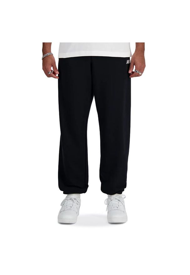 Spodnie New Balance MP41519BK - czarne. Kolor: czarny. Materiał: bawełna, dresówka, poliester. Wzór: haft