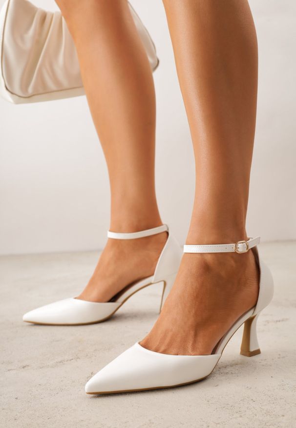 Born2be - Białe Czółenka Vices ze Szpiczastym Noskiem na Obcasie Typu Klepsydra Nusorilis. Okazja: na co dzień. Nosek buta: szpiczasty. Zapięcie: pasek. Kolor: biały. Materiał: jeans. Obcas: na obcasie. Styl: casual, elegancki. Wysokość obcasa: średni