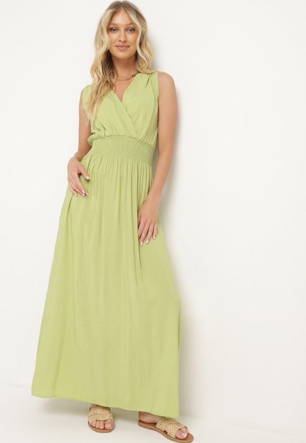 Born2be - Zielona Wiskozowa Sukienka z Kopertowym Dekoltem i Gumkami w Talii Joridia. Okazja: na co dzień. Typ kołnierza: dekolt kopertowy. Kolor: zielony. Materiał: wiskoza. Długość rękawa: na ramiączkach. Typ sukienki: kopertowe. Styl: wizytowy, casual