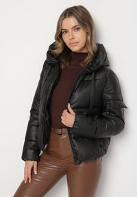 Born2be - Czarna Pikowana Kurtka Puffer z Kapturem i Ozdobnymi Taśmami Relania. Okazja: na co dzień, na spacer. Typ kołnierza: kaptur. Kolor: czarny. Materiał: skóra, poliester, dzianina. Styl: casual #5
