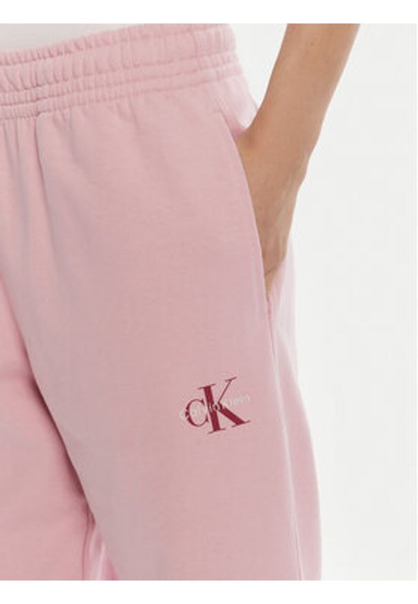 Calvin Klein Jeans Spodnie dresowe Moologo LV047B235G Różowy Regular Fit. Kolor: różowy. Materiał: bawełna