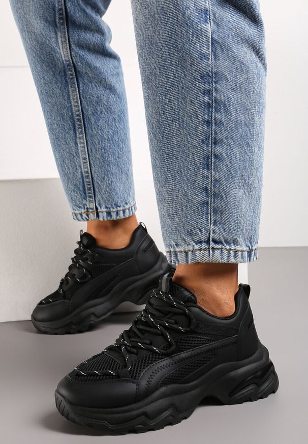 Renee - Czarne Sneakersy na Masywnej Podeszwie z Siateczkowym Wstawkami i Ozdobnymi Sznurówkami Ollavia. Kolor: czarny