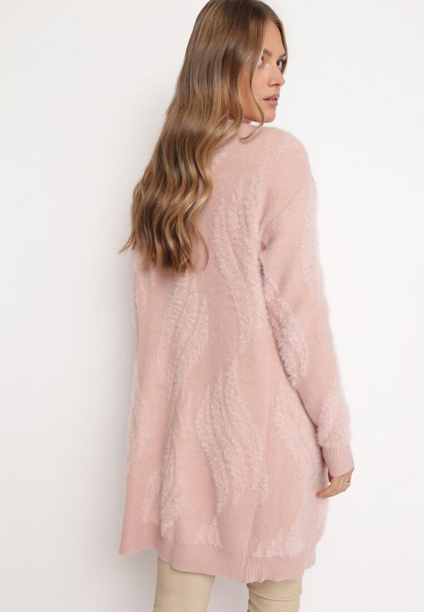 Born2be - Jasnoróżowy Puszysty Kardigan Niezapinany Heliture. Kolekcja: plus size. Kolor: różowy. Materiał: dzianina. Długość rękawa: długi rękaw. Długość: długie