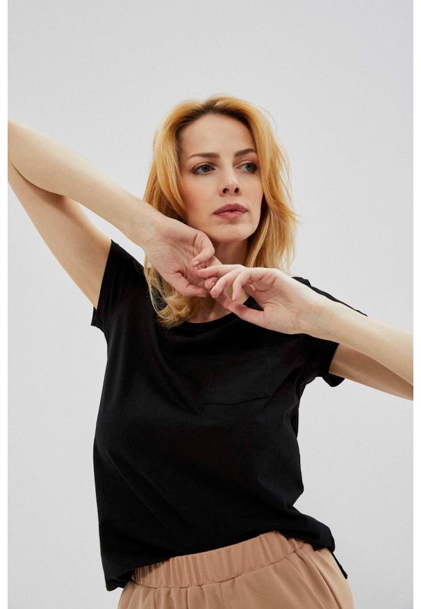 MOODO - Gładki t-shirt z kieszonką. Materiał: bawełna. Długość rękawa: krótki rękaw. Długość: krótkie. Wzór: gładki