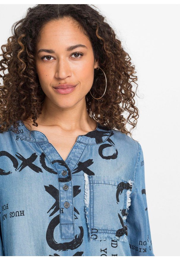bonprix - Sukienka z lejącego lyocellu. Kolor: niebieski. Wzór: napisy