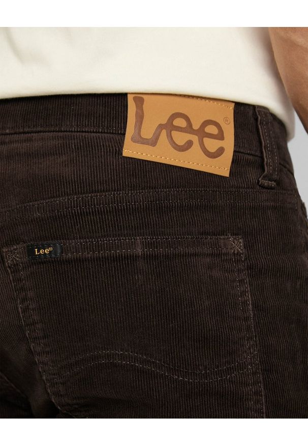 Lee - LEE DAREN ZIP FLY MĘSKIE SPODNIE SZTRUKSOWE SZTRUKS UMBER L707AXFM 112321986. Materiał: sztruks