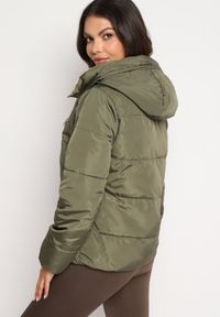 Born2be - Ciemnozielona Dwustronna Pikowana Kurtka z Kapturem Ściągana przy Rękawach Nevelas. Okazja: na co dzień, na spacer. Typ kołnierza: kaptur. Kolor: zielony. Materiał: jeans. Wzór: aplikacja. Styl: sportowy, casual, elegancki #7