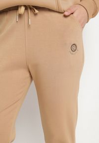 Born2be - Beżowe Spodnie Dresowe z Ozdobą z Boku Rialane. Okazja: na co dzień. Kolekcja: plus size. Kolor: beżowy. Materiał: dresówka. Wzór: aplikacja. Styl: casual, elegancki #6