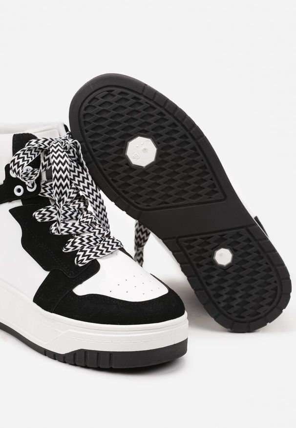 Born2be - Czarne Sneakersy za Kostkę na Grubej Podeszwie z Perforacją Mivania. Okazja: na spotkanie biznesowe, na spacer, do pracy. Wysokość cholewki: za kostkę. Nosek buta: okrągły. Zapięcie: sznurówki. Kolor: czarny. Materiał: jeans. Sezon: wiosna, jesień. Sport: turystyka piesza