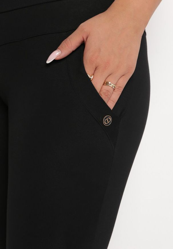 Born2be - Czarne Spodnie Skinny z Napami Przy Biodrach Feliovena. Kolor: czarny. Materiał: tkanina
