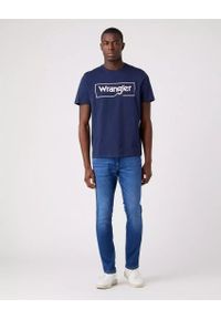 Wrangler - WRANGLER FRAME LOGO TEE MĘSKI T-SHIRT KOSZULKA NADRUK NAVY W70JD3114 112320768. Okazja: na co dzień. Materiał: skóra, bawełna. Wzór: nadruk. Styl: klasyczny, casual, elegancki