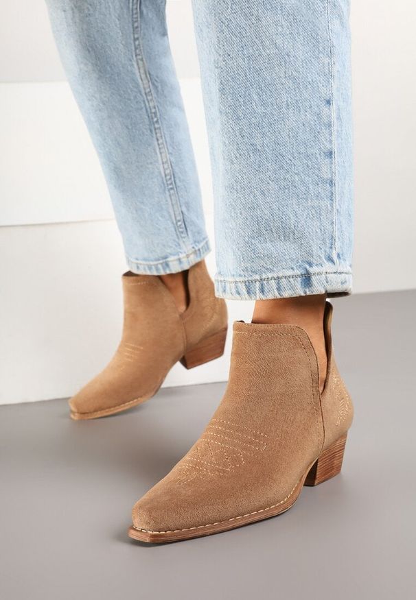 Renee - Brązowe Botki Typu Kowbojki z Wycięciem na Stożkowym Obcasie Hanrisa. Zapięcie: bez zapięcia. Kolor: brązowy. Materiał: jeans. Obcas: na obcasie. Styl: boho, elegancki. Wysokość obcasa: średni