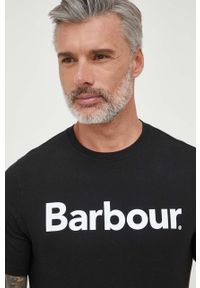 Barbour t-shirt bawełniany kolor czarny z nadrukiem. Kolor: czarny. Materiał: bawełna. Wzór: nadruk. Styl: klasyczny #3