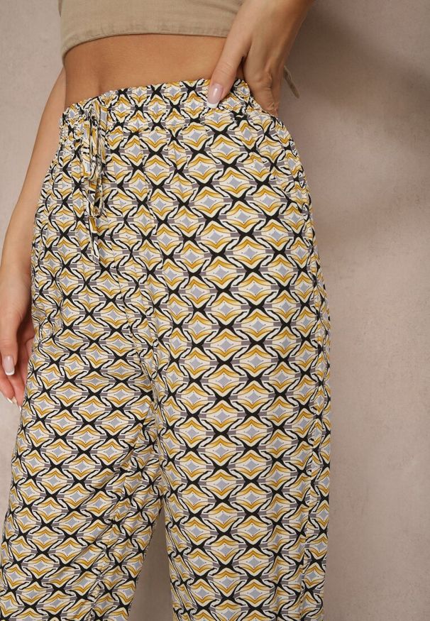 Renee - Ciemnobeżowe Bawełniane Spodnie z Kieszeniami Zdobione Geometrycznym Printem Lisariella. Okazja: na co dzień, na spacer. Kolor: beżowy. Materiał: bawełna. Wzór: geometria, nadruk, aplikacja. Styl: casual, elegancki