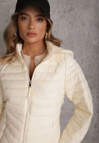 Renee - Jasnobeżowa Przejściowa Kurtka Pikowana z Kapturem z Możliwością Odpięcia Pretiga. Okazja: na spacer. Typ kołnierza: kaptur. Kolor: beżowy. Materiał: nylon, jeans #6