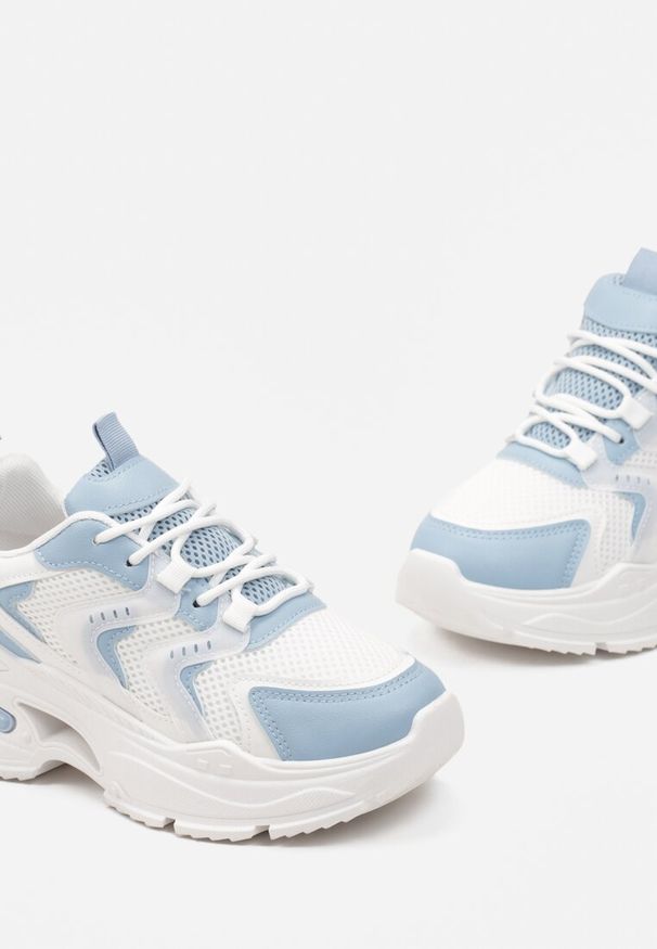 Born2be - Biało-Niebieskie Sneakersy na Grubej Podeszwie z Metalicznym Zdobieniem Teda. Kolor: biały. Wzór: aplikacja