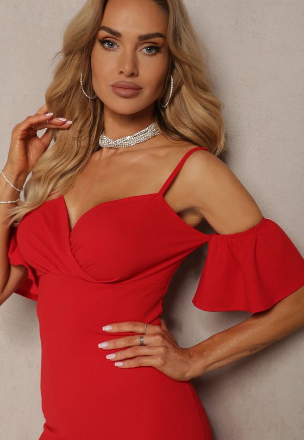 Renee - Czerwona Sukienka Bodycon z Falbankami przy Ramionach Oiberia. Okazja: na co dzień, na wesele, na imprezę, na ślub cywilny. Typ kołnierza: kołnierz z falbankami. Kolor: czerwony. Typ sukienki: bodycon. Styl: klasyczny, casual