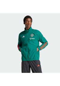 Adidas - Manchester United Tiro 23 Presentation Jacket. Kolor: wielokolorowy, czerwony, zielony. Materiał: materiał