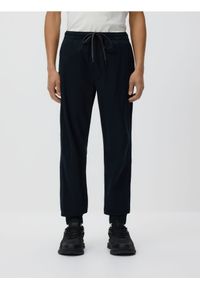 Reserved - Spodnie jogger slim fit - czarny. Kolor: czarny. Materiał: tkanina, wiskoza