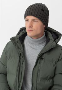 Volcano - Prążkowana, zimowa czapka H-NORTH. Kolor: szary. Materiał: prążkowany. Wzór: napisy, prążki, aplikacja. Sezon: zima. Styl: klasyczny #1