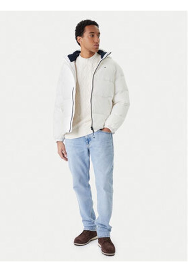 Tommy Jeans Kurtka puchowa Essential DM0DM19786 Biały Regular Fit. Kolor: biały. Materiał: syntetyk