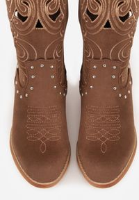 Renee - Brązowe Ażurowe Botki Kowbojki VICES na Stożku Zdobione Nitami Sennatea. Okazja: na spacer. Kolor: brązowy. Materiał: zamsz, jeans. Wzór: ażurowy, aplikacja. Sezon: lato. Obcas: na stożku. Styl: elegancki, boho. Wysokość obcasa: średni #4