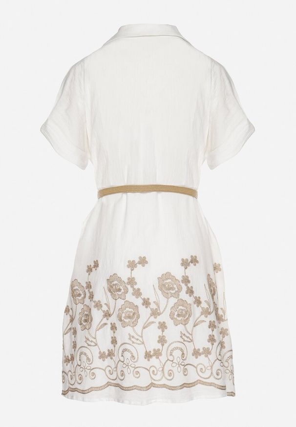 Born2be - Biała Bawełniana Sukienka Koszulowa o Rozkloszowanym Kroju z Paskiem i Haftem Nalione. Okazja: na imprezę, na co dzień. Typ kołnierza: kołnierzyk klasyczny. Kolor: biały. Materiał: bawełna. Długość rękawa: krótki rękaw. Wzór: haft. Typ sukienki: koszulowe. Styl: casual, klasyczny, elegancki